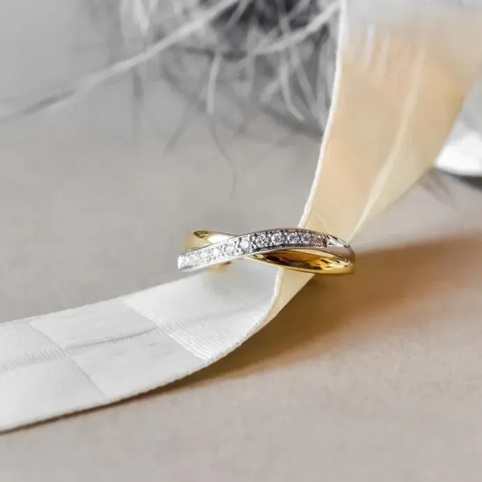 Abstrakt diamant guld ring i 14 karat guld.- og hvidguld 0,08 ct