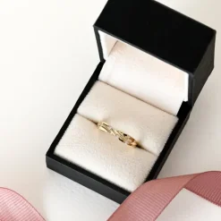 Abstrakt diamant ring i 9 karat guld 0,03 ct