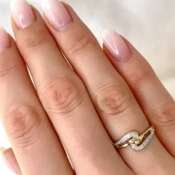 Abstrakt diamant ring i 9 karat guld.- og hvidguld 0,02 ct