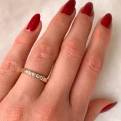 Alliancering i 14 karat guld 5 x 0,05 ct