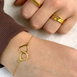 Armbånd i forgyldt sølv med hjertevedhæng i forgyldt sølv