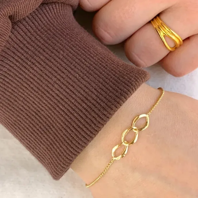 Armbånd i forgyldt sølv med vedhæng i forgyldt sølv