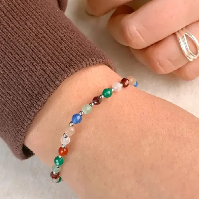 Armbånd med hematite og sten.