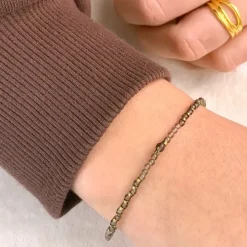 Armbånd med kvarts og hematite.