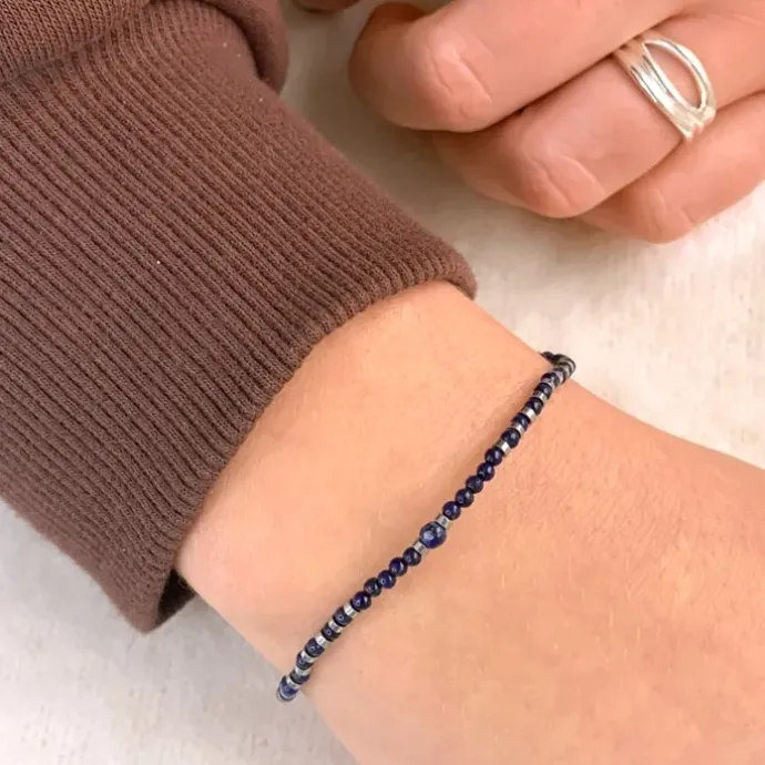 Armbånd med lapis og hematite.