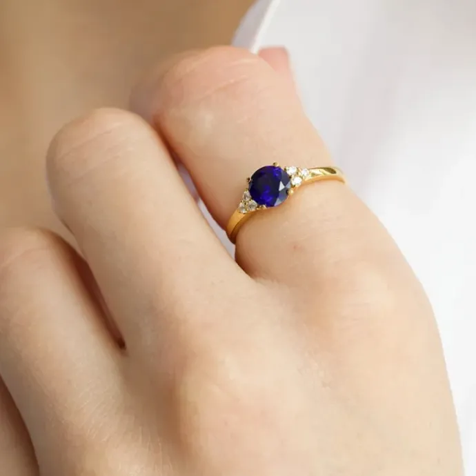 Blå syntetisk safir ring i 9 karat guld