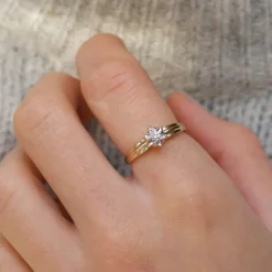 Blomster diamant ring i 9 karat guld.- og hvidguld 0,08 ct