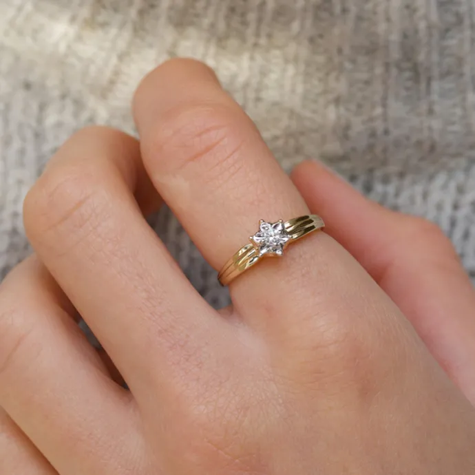 Blomster diamant ring i 9 karat guld.- og hvidguld 0,08 ct