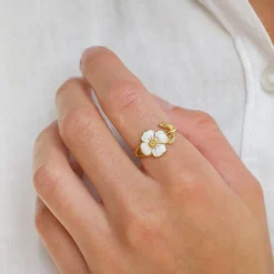 Blomster ring i forgyldt sølv