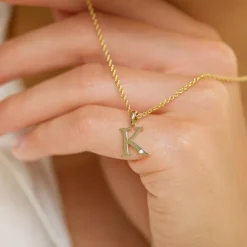 Bogstav K diamant vedhæng i 9 karat guld 0,01 ct