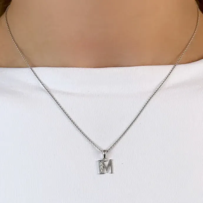 Bogstav m diamant vedhæng i 9 karat hvidguld 0,02 ct