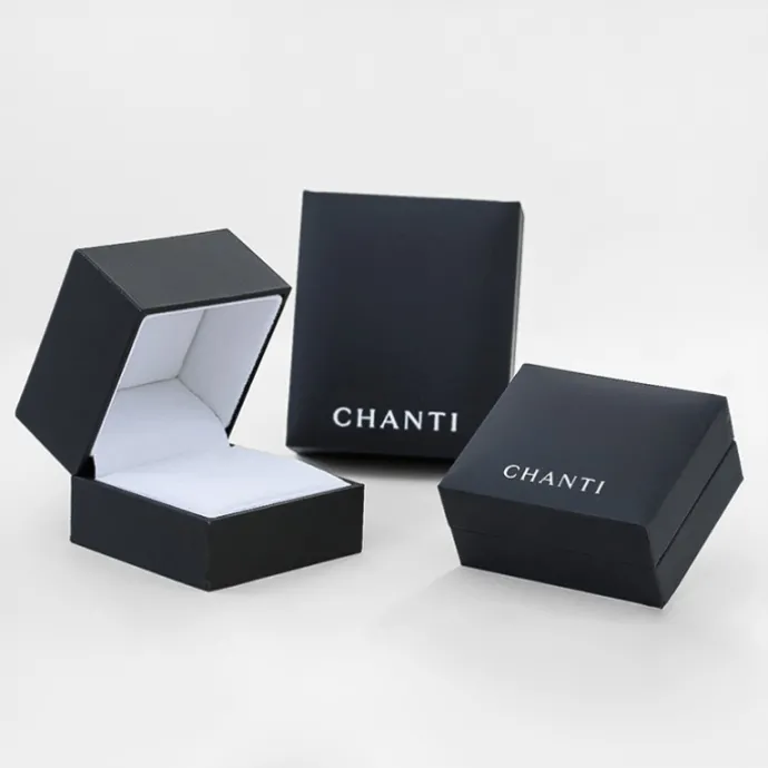 Bogstav m diamant vedhæng i 9 karat guld 0,01 ct