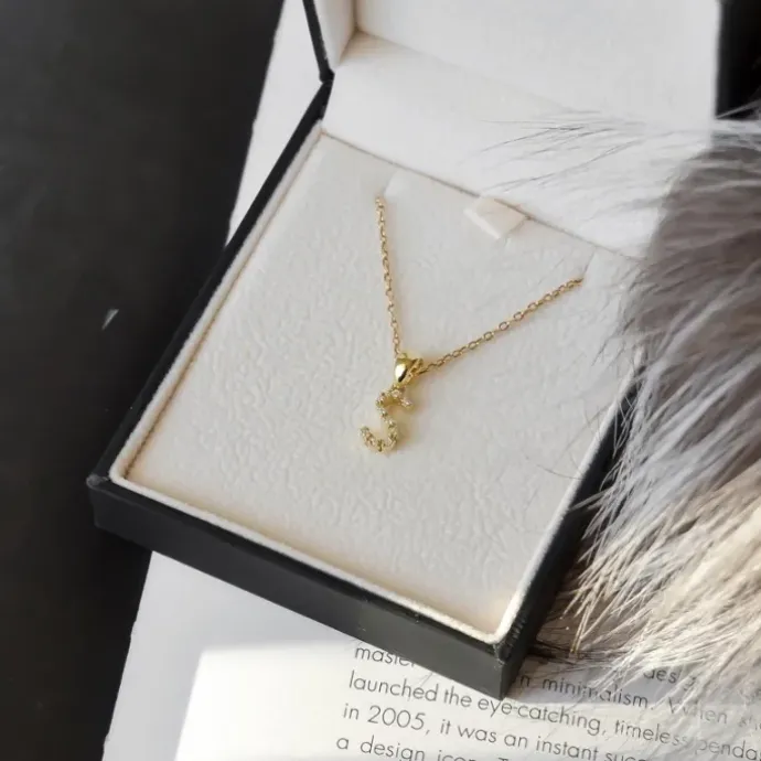 Bogstav s diamant vedhæng i 9 karat guld 0,05 ct