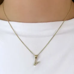 Bogstav V diamant vedhæng i 9 karat guld 0,065 ct