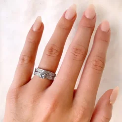Bred hvid zirkon ring i sølv
