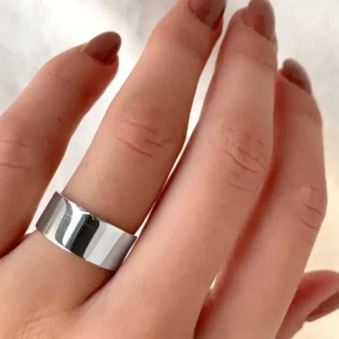 Bred ring i sølv