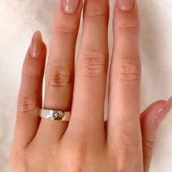 Bred ring i sølv med 8 karat guld