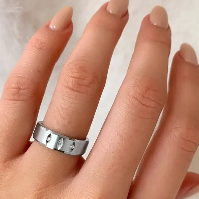 Bred zirkon ring i rhodineret sølv
