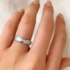 Børstet ring i rhodineret sølv