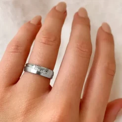 Børstet ring i rhodineret sølv