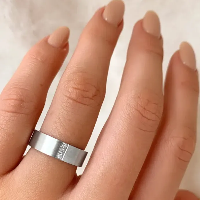 Børstet ring i rhodineret sølv