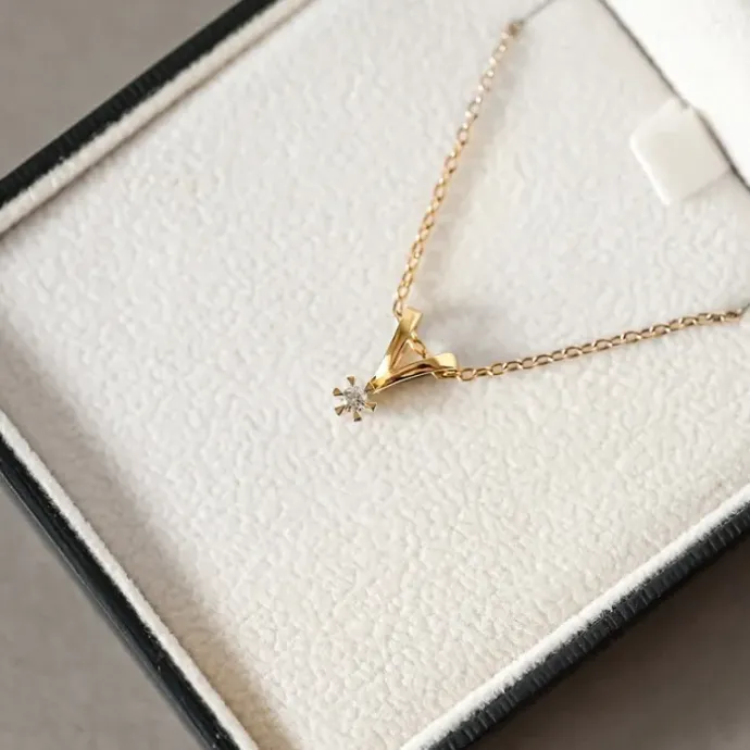 Diamant solitairevedhæng i 14 karat guld 0,05 ct