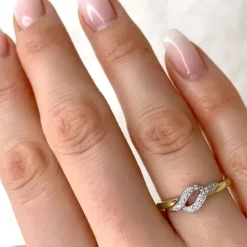 Diamantring i 9 karat guld.- og hvidguld 0,06 ct