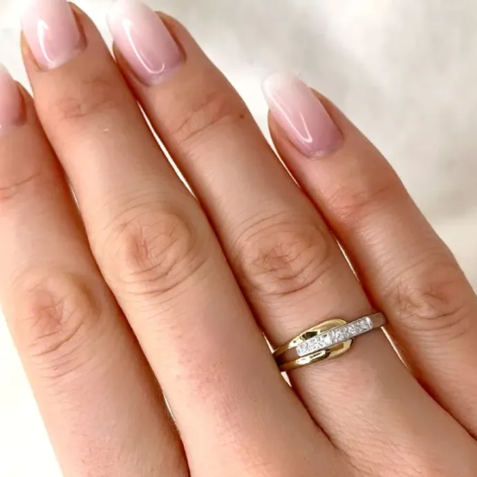 Elegant abstrakt diamant ring i 9 karat guld.- og hvidguld 0,03 ct