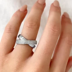 Elegant abstrakt hvid zirkon ring i sølv