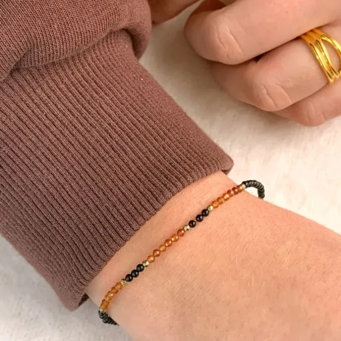Elegant armbånd med onyks og granat og hematite.