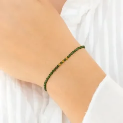 Elegant armbånd med sten og 3 hematite.