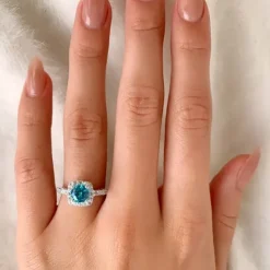Elegant blå zirkon ring i sølv