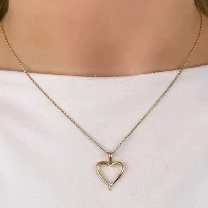 Elegant hjerte vedhæng i 14 karat guld 0,04 ct
