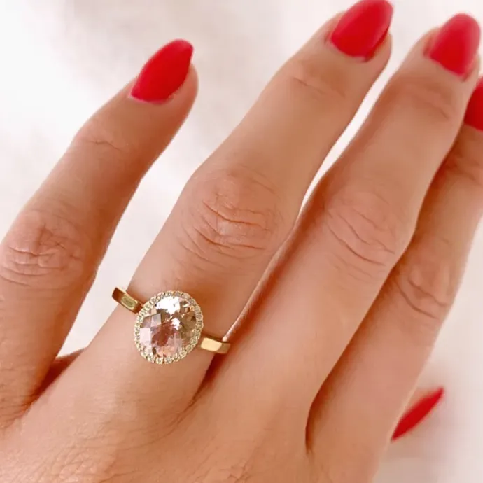 Elegant morganit diamantring i 14 karat guld 1.82 ct 0,12 ct
