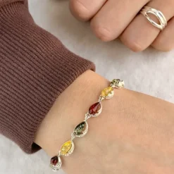 Elegant multifarvet rav armbånd i sølv