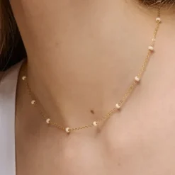 Enamel Lola Bold Daisy halskæde i forgyldt sølv hvid emalje