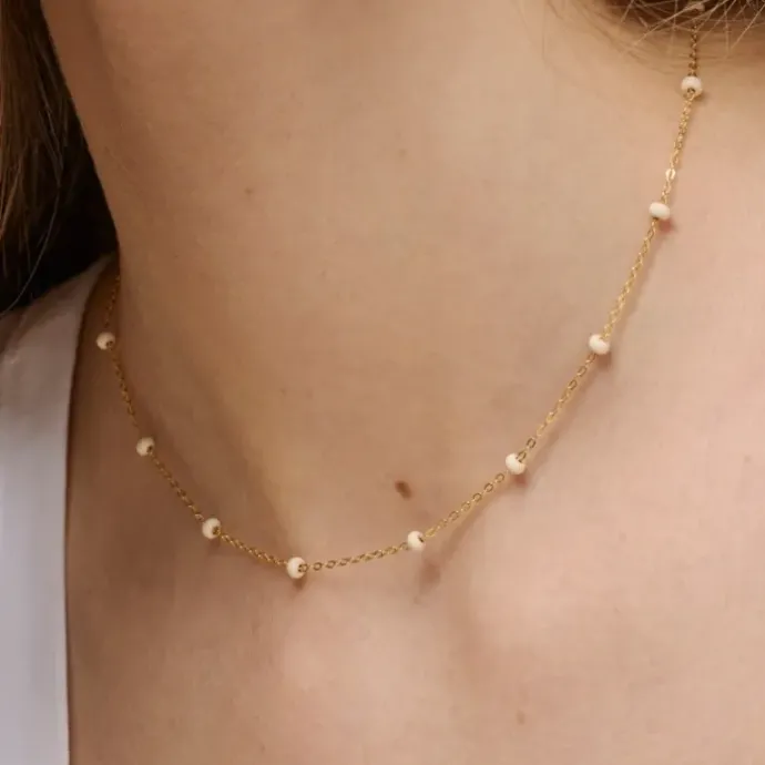 Enamel Lola Bold Daisy halskæde i forgyldt sølv hvid emalje