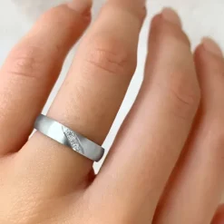 Enkel ring i rhodineret sølv