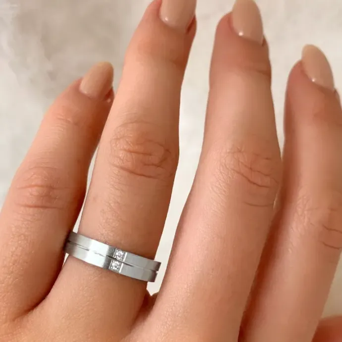 Enkel ring i rhodineret sølv