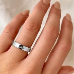 Enkel zirkon ring i rhodineret sølv