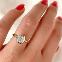 Firkantet diamantring i 14 karat guld.- og hvidguld 0,16 ct 0,08 ct