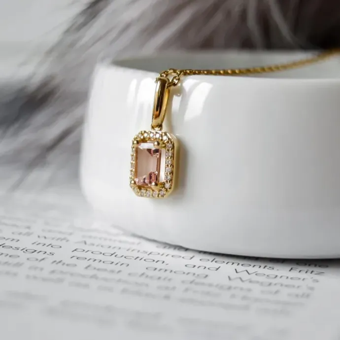 Firkantet morganit diamantvedhæng i 14 karat guld 0,78 ct 0,11 ct