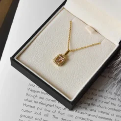 Firkantet morganit diamantvedhæng i 14 karat guld 0,78 ct 0,11 ct