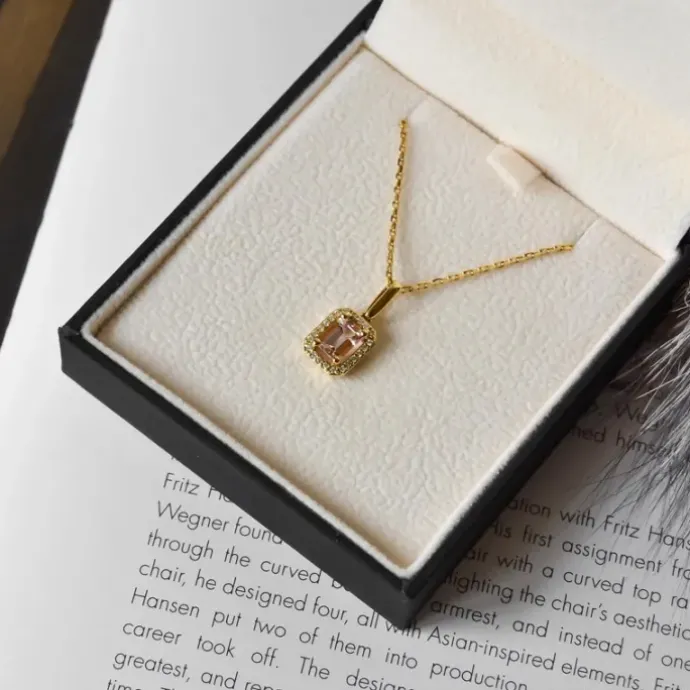 Firkantet morganit diamantvedhæng i 14 karat guld 0,78 ct 0,11 ct