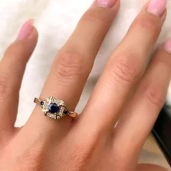 Firkantet safir diamantring i 14 karat guld 0,07 ct 0,45 ct 0,09 ct