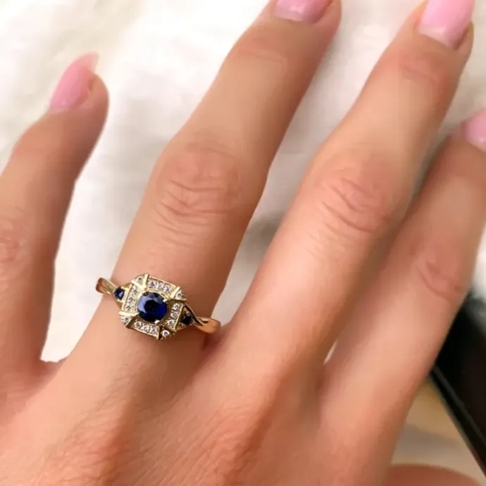 Firkantet safir diamantring i 14 karat guld 0,07 ct 0,45 ct 0,09 ct