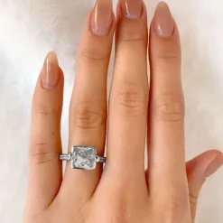 Firkantet zirkon ring i rhodineret sølv