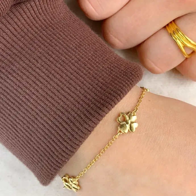 Firkløver armbånd i forgyldt sølv med vedhæng i forgyldt sølv