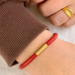 Flad rød magnetarmbånd i læder med forgyldt stål lås x 6 mm