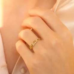 Guld guld ring i 14 karat guld 0,10 ct